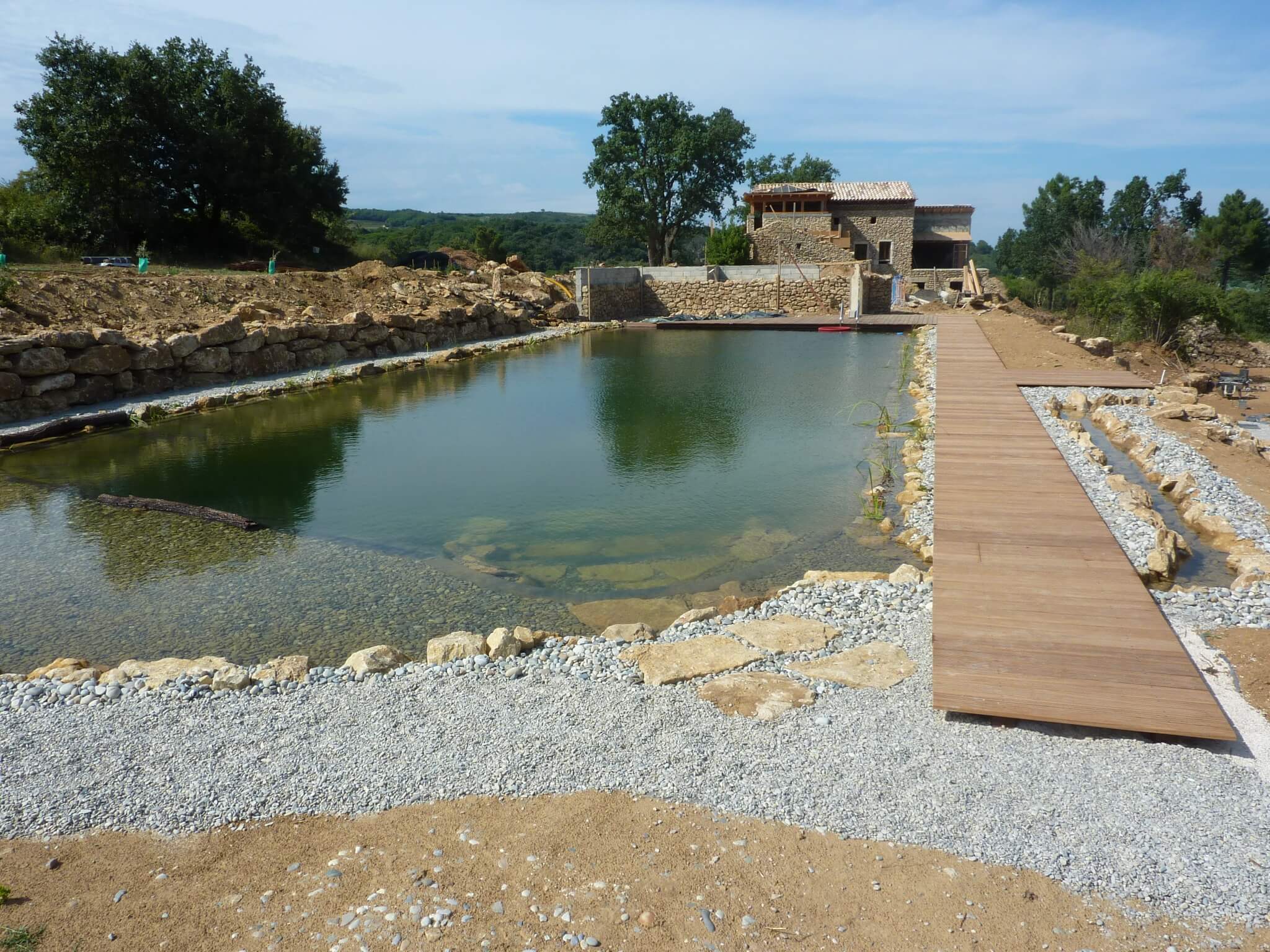 Bau eines Schwimmteichs mit Steg in Frankreich